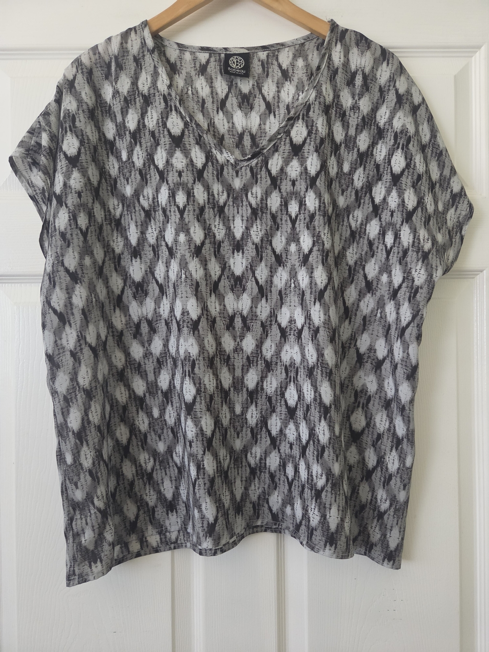Bobeau Black and Gray Abstract Printed V-Neck Top Women's Large - Picture 1 of 7